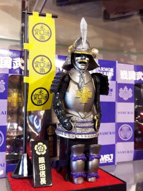 Japon savaş lordu Oda Nobunaga 'nın minyatür bir askeri bayrağı. Nagahama, Shiga, Japonya' daki Demir Zırh Heykeli.