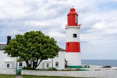 Souter Deniz Feneri, Marsden yakınlarında, Güney Tyneside, Birleşik Krallık, The Leas 'taki kamusal yoldan izlendi..