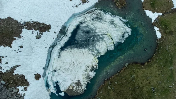 Una Vista Aérea Cuerpo Congelado Agua Campo Cubierto Nieve —  Fotos de Stock