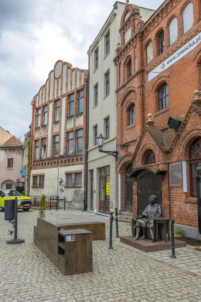 Colpo Verticale Statue Fronte Vecchi Edifici Tradizionali Torun Polonia — Foto Stock