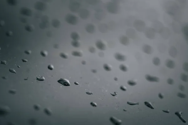 Ein Makroschuss Frischer Winziger Regentropfen Auf Der Glasoberfläche — Stockfoto