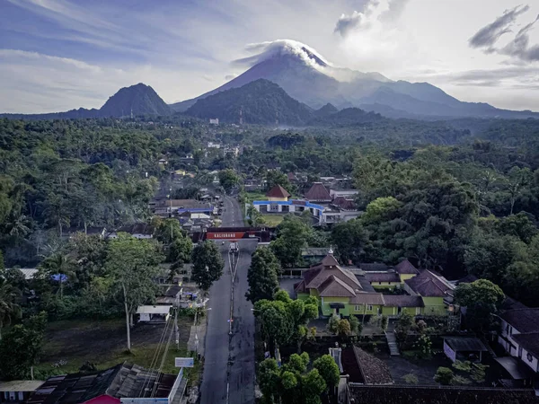 Endonezya Nın Kaliurang Kentinin Arka Planında Aktif Merapi Dağı Volkanı — Stok fotoğraf