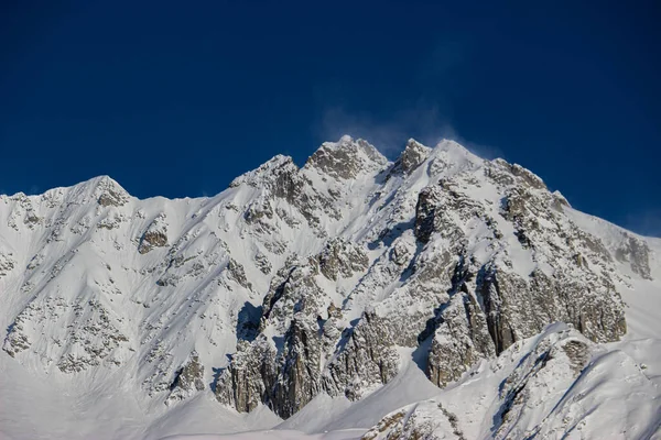 Vacker Utsikt Över Ett Snöigt Berg Klar Molnfri Himmel — Stockfoto