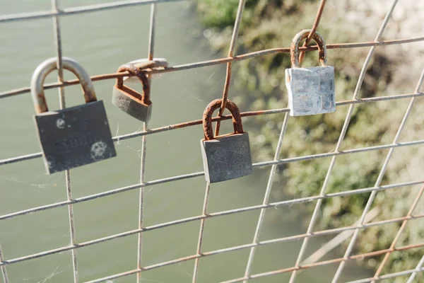 Gros Plan Cadenas Rouillés Accrochés Pont — Photo