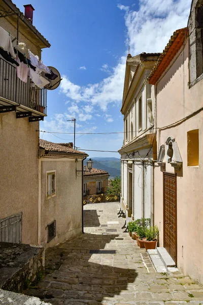 Wąska Uliczka Pomiędzy Starymi Domami Marsicovetere Wioską Górach Południowych Włoch — Zdjęcie stockowe
