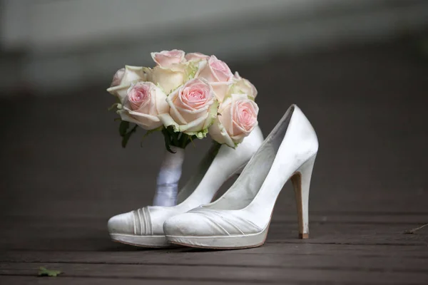 Closeup Shot Bridal Bouquet Roses White Bridal Shoes Wooden Floor — Stock Photo, Image