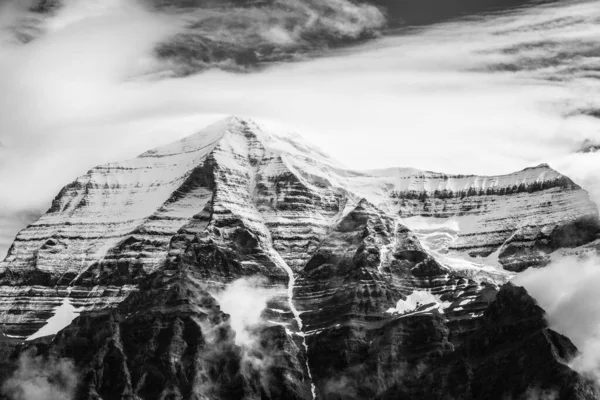 Eine Graustufenaufnahme Von Schneebedeckten Bergen Unter Einem Bewölkten Himmel — Stockfoto
