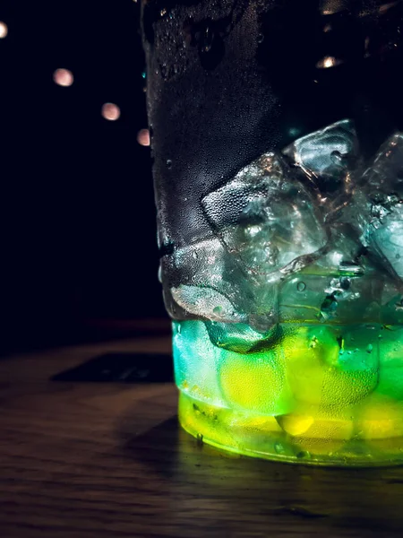 Eine Vertikale Aufnahme Eines Cocktails Mit Eis Auf Einem Tisch — Stockfoto