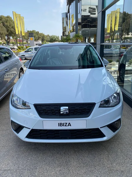 Новый Современный Автомобиль Ibiza Автосалоне — стоковое фото