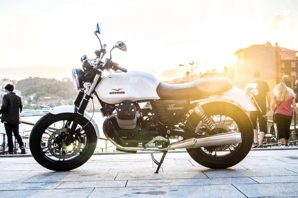 Moto Garée Dans Rue Moto Guzzi — Photo