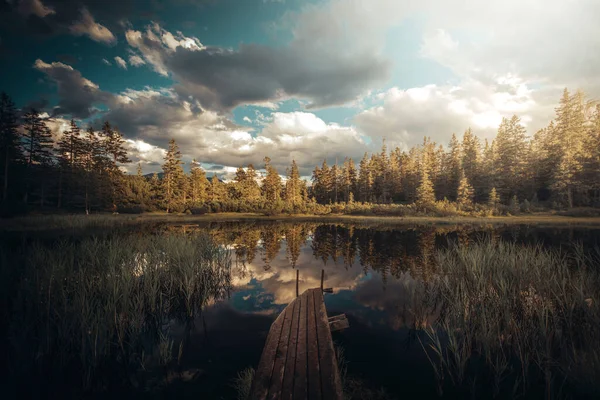 Een Schilderachtig Uitzicht Een Meer Met Lucht Reflecties Omringd Door — Stockfoto