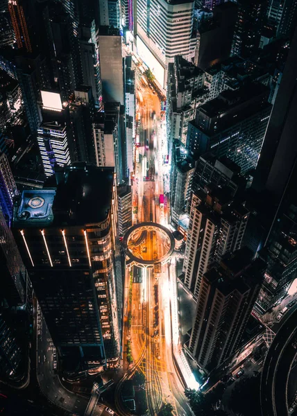 Függőleges Felvétel Egy Autópályáról Fényekkel Modern Felhőkarcolókkal Körülvéve Hong Kongban — Stock Fotó