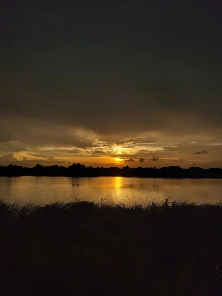 Vertical Shot Sunset Reflecting Lake — Stock Photo, Image