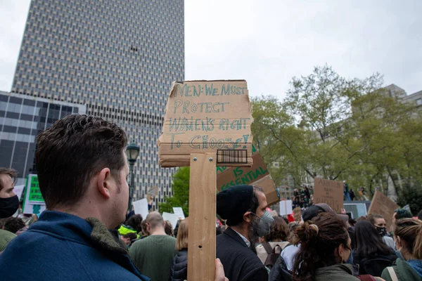 Crowd Holding Cardboard Sign Foley Square New York Usa 2022 — Foto de Stock