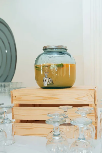 Verticaal Schot Van Een Limonadepot Een Houten Krat Met Glas — Stockfoto