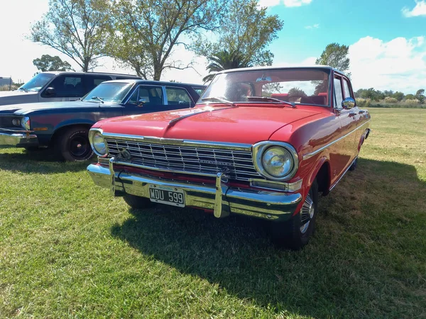 Stary Czerwony Chevrolet 400 Chevy Czterodrzwiowy Sedan Lat Tych Przez — Zdjęcie stockowe