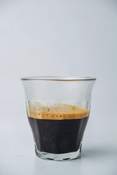 一杯双打浓缩咖啡 放在透明的玻璃杯上 上面有奶油 — 图库照片
