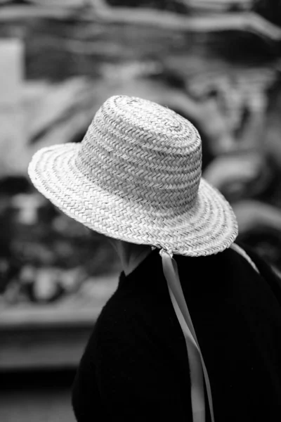 Hasır Şapkalı Kadının Dikey Gri Tonlu Yakın Çekimi Sığ Odak — Stok fotoğraf
