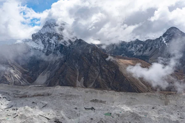 Kırsal Bir Bölgede Bulutlarla Kaplanmış Kayalık Dağların Manzarası — Stok fotoğraf