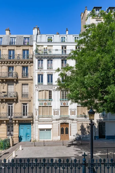 Париж Типичные Фасады Красивые Здания Старыми Цинковыми Крышами Улица Фенелон — стоковое фото