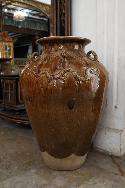 Eine Vertikale Aufnahme Einer Handgefertigten Chinesischen Vase Mit Drachenmuster Aus — Stockfoto