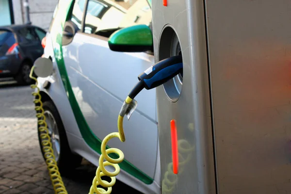 Elektrikli Bir Arabaya Elektrik Kablosu Şarj Etmek — Stok fotoğraf