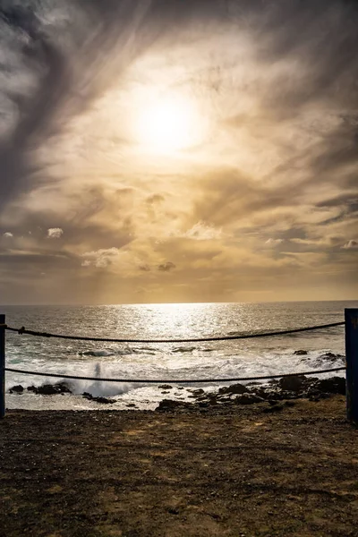 Fuerteventura Adası Ndaki Halat Fırfırının Arkasında Kumsaldan Bulutlu Bir Günbatımı — Stok fotoğraf