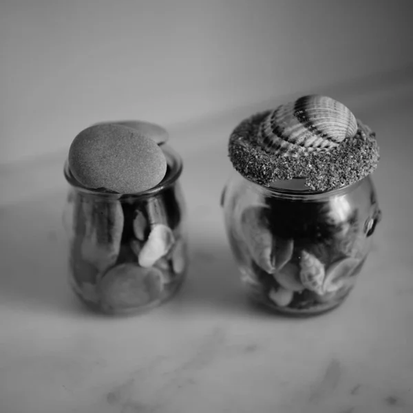 Detailní Černobílý Záběr Dvou Malých Skleněných Misek Mušlemi Jako Dekorací — Stock fotografie
