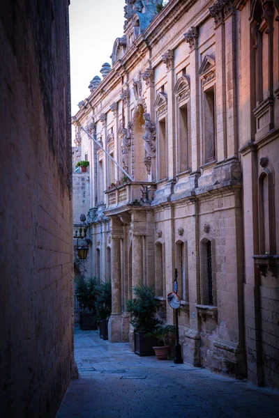 Una Calle Estrecha Entre Edificios Antiguos —  Fotos de Stock