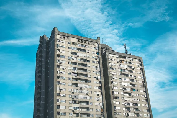 Sommet Bâtiment Dans Ciel Bleu Vif — Photo