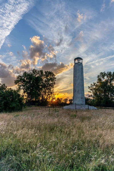 利文斯通纪念灯塔的垂直照片 密歇根底特律的历史遗迹 — 图库照片