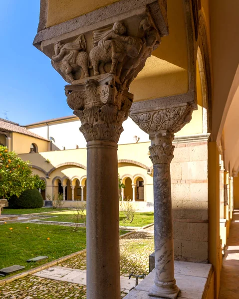 Colpo Verticale Colonne Vecchio Edificio Benevento — Foto Stock