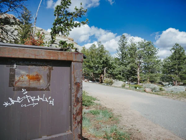 在树后路附近的一个旧的生锈的金属栅栏的特写镜头 — 图库照片