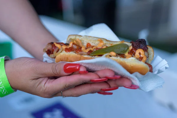 Zbliżenie Żeńskich Dłoni Trzymających Hot Doga Serwetce — Zdjęcie stockowe