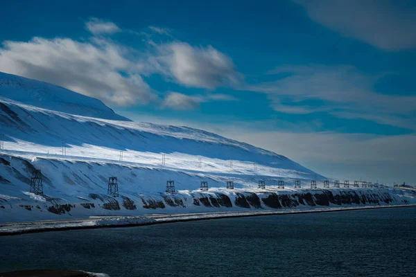 Svalbard Coastline Old Mining Towers Move Coal Snow Covered Mountain — Stock Photo, Image