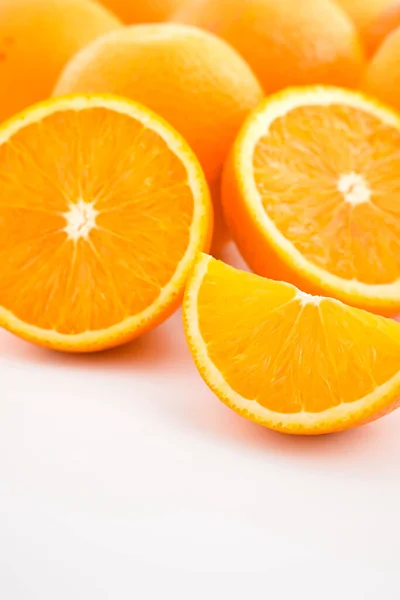 いくつかのカットオレンジの垂直クローズアップショット — ストック写真