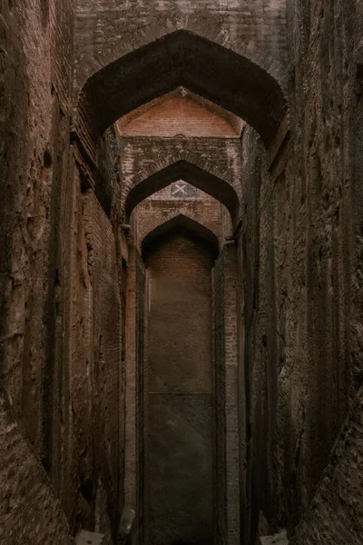 Eine Vertikale Aufnahme Eines Alten Schmalen Korridors Mit Antiken Bögen — Stockfoto
