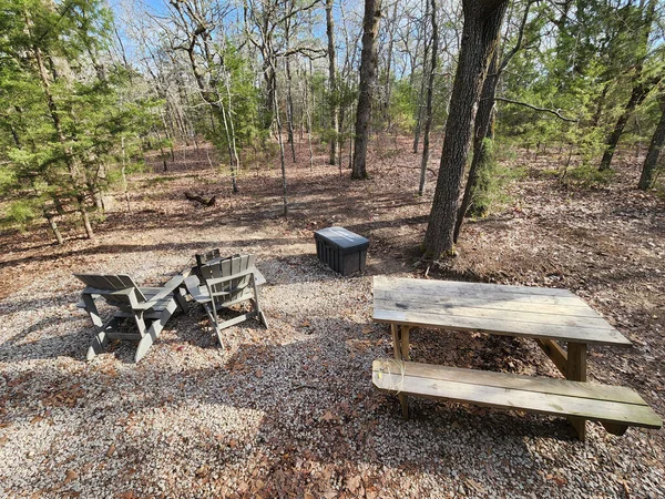 Een Paar Oude Houten Stoelen Een Tafel Omringd Door Bomen — Stockfoto