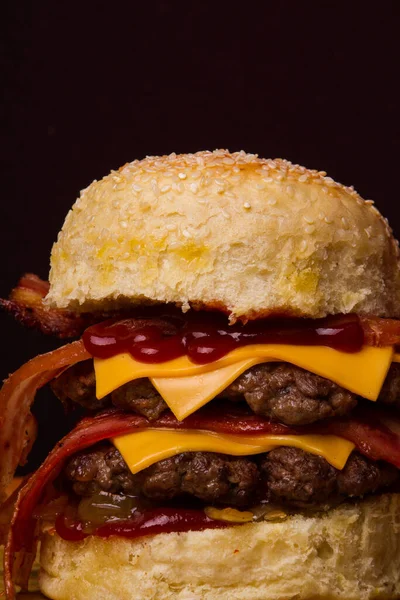 チーズ 色と通常のパンと職人ハンバーガー — ストック写真
