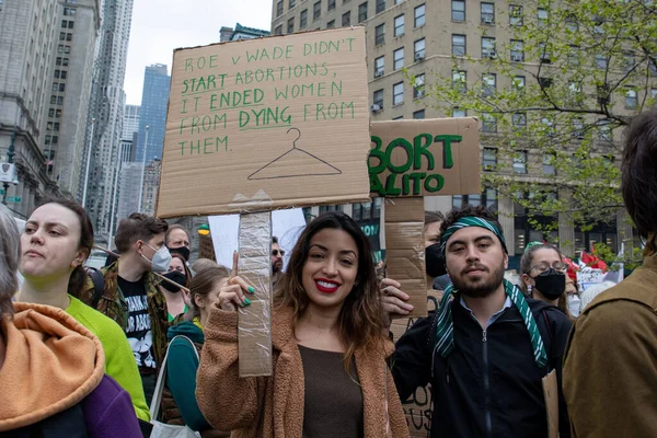 Een Jonge Vrouw Met Een Kartonnen Bord Met Woorden Roe — Stockfoto