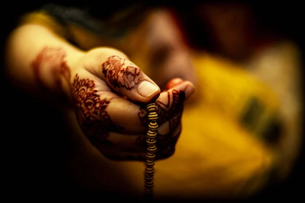 Closeup Shot Hand Young Praying Muslim Woman Mehndi Design — Stock Photo, Image