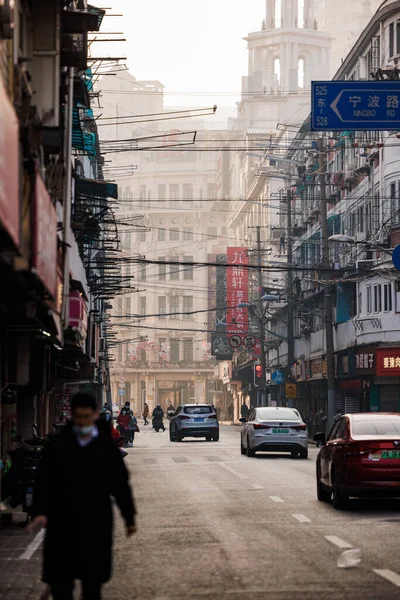 Вертикальный Снимок Людей Идущих Улицам Шанхая Зданиями Заднем Плане — стоковое фото