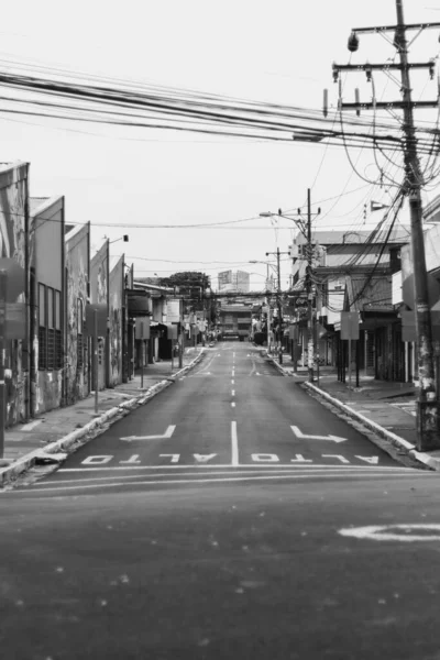 哥斯达黎加圣何塞市一条空旷街道的垂直截图 因科罗纳韦勒斯流感大流行 呈灰度 — 图库照片