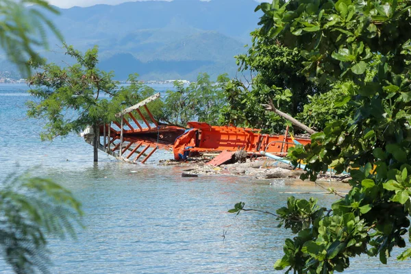 Beautiful View Broken Boat Sandy Beach Trees — Stock Photo, Image