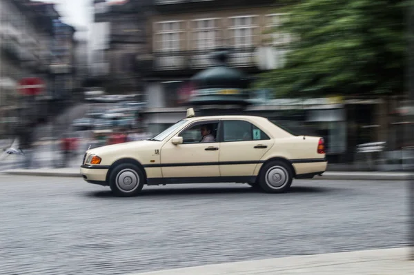 Sokakta Taksi Durağı Sarı Krem Rengi Mercedes Benz W202 Sınıf — Stok fotoğraf