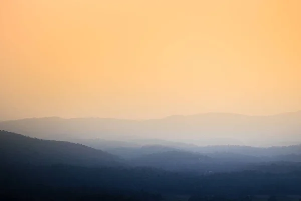 Gyönyörű Ködös Hegyek Háttérben Narancssárga — Stock Fotó