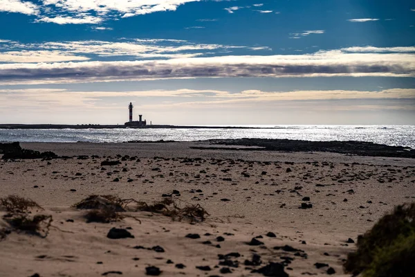 Silhueta Farol Praia Areia Ilha Fuerteventura Fundo Azul Céu Nublado — Fotografia de Stock