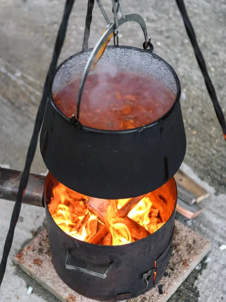 Ein Vertikaler Schuss Eintopf Mit Tomatensauce Einem Gusseisernen Boiler Über — Stockfoto