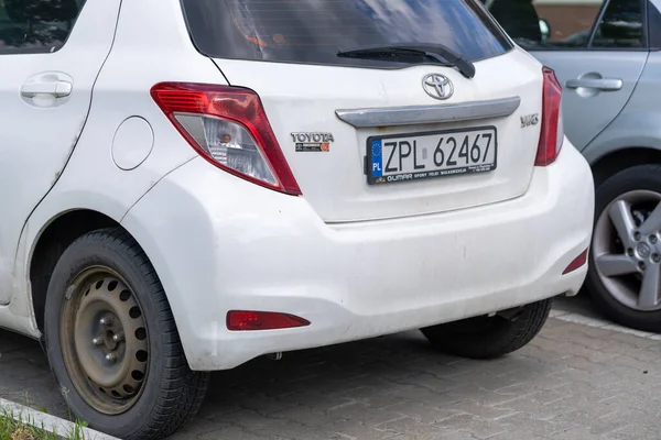 Een Geparkeerde Witte Toyota Yaris Auto Een Parkeerplaats Wijk Stare — Stockfoto