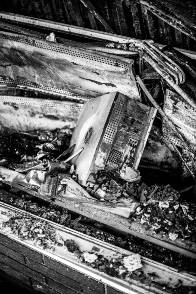 路上での暴動の後に破損し 燃焼コンピュータ — ストック写真